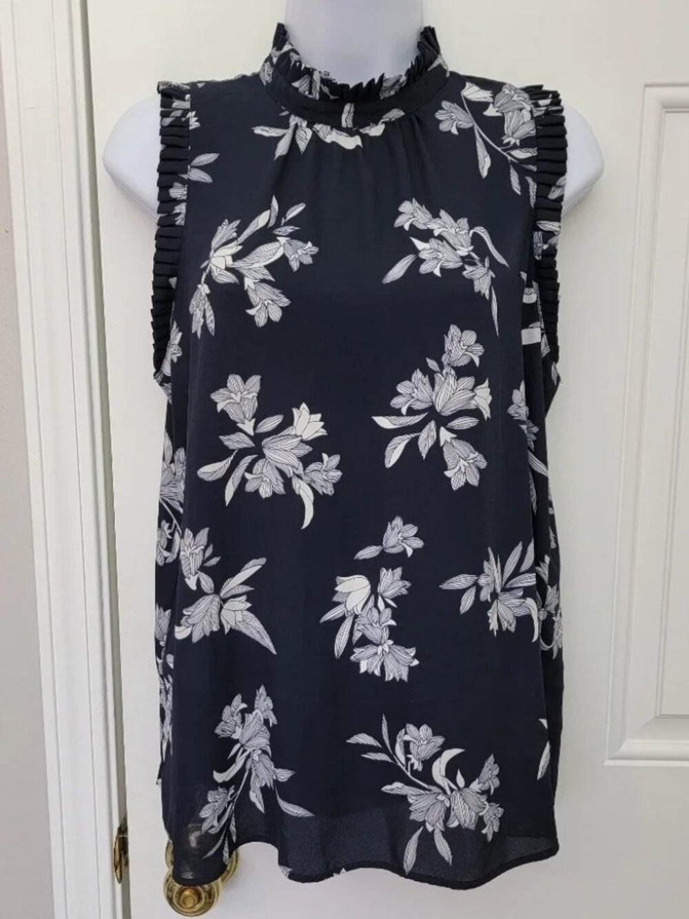 Ann Taylor Sleeveless Navy Blue white Floral Pleated Blouse Classic Career Small